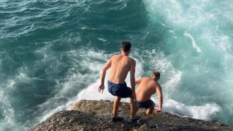 KARABURUN SAHİLİ’NDE BOĞULMA TEHLİKESİ: ARKADAŞLARI SON ANDA KURTARDI