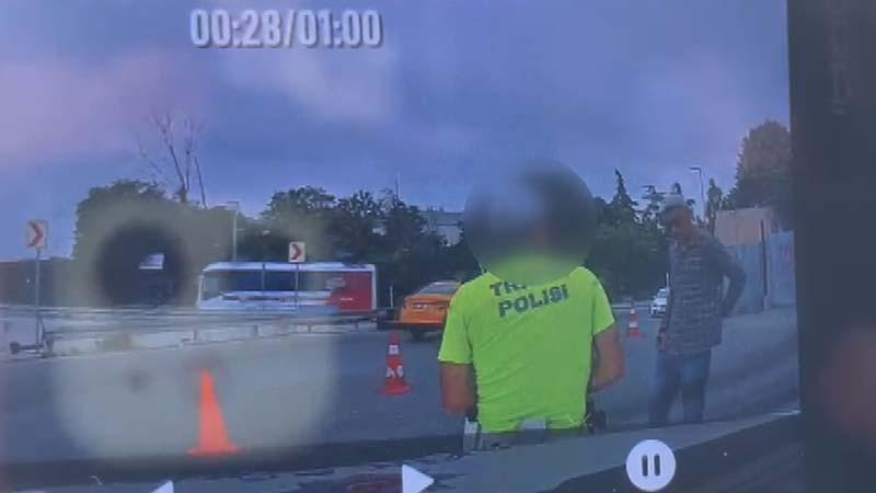 SORU SORMA BAHANESİYLE YAKLAŞTI, TRAFİK POLİSİNE BIÇAKLA SALDIRDI