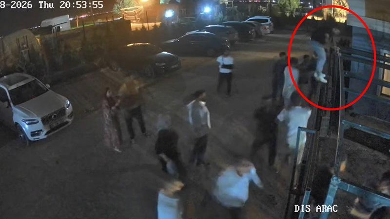 Evin avlusuna demir kapıdan atlayarak girdiler: Damat darbedildi