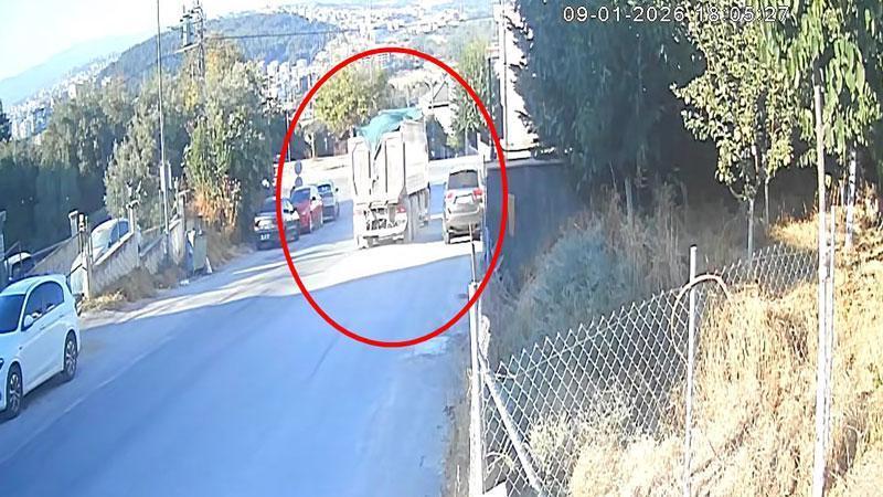 2 otomobile çarpan hafriyat kamyonu evin bahçesine düştü