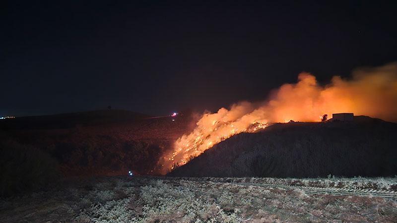 Çukurova’da çöp ve moloz yangını 2 saatte kontrol altına alındı