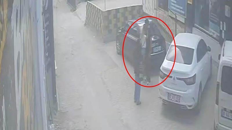 Darbedilen kadını kurtarmak isterken bıçaklandı; o anlar kamerada