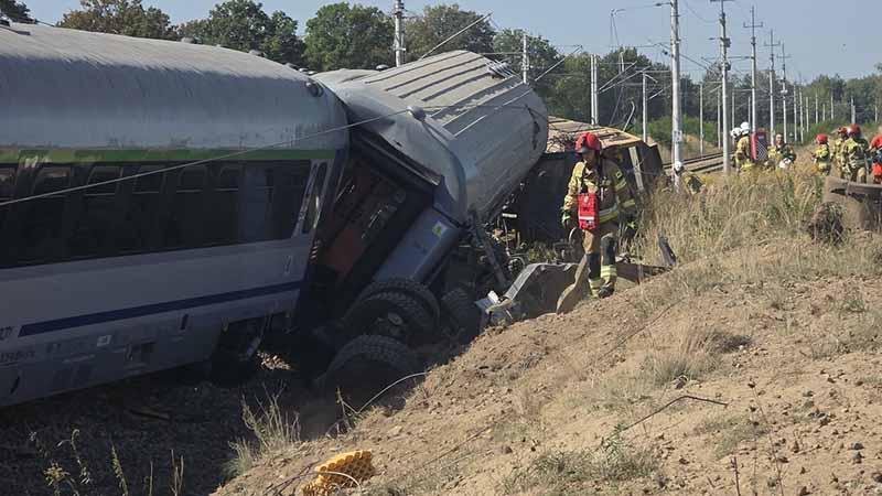 Polonya’da yolcu treni kamyonla çarpıştı: 1 ölü, 20 yaralı