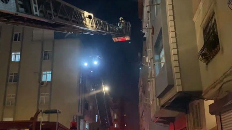 Zeytinburnu’nda 5 katlı binada yangın: 5 kişi dumandan etkilendi