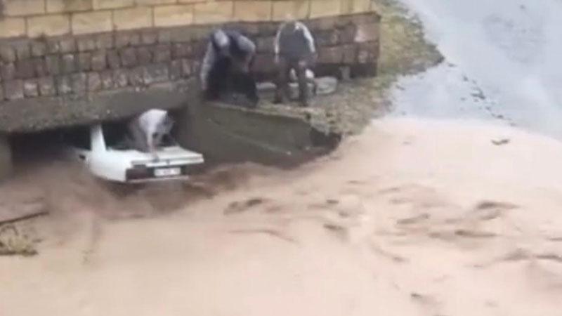 Köprüye sıkışan otomobildeki 3 kişi selden köylülerin yardımıyla kurtuldu