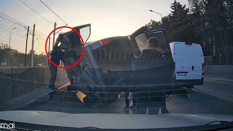 Kamyonet hafif ticari araca çarptı, araç otomobilin üzerine devrildi: Kaza kamerada