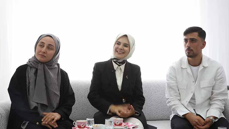 Bakan Göktaş’tan evlilik kredisiyle yuva kuran çifte ziyaret
