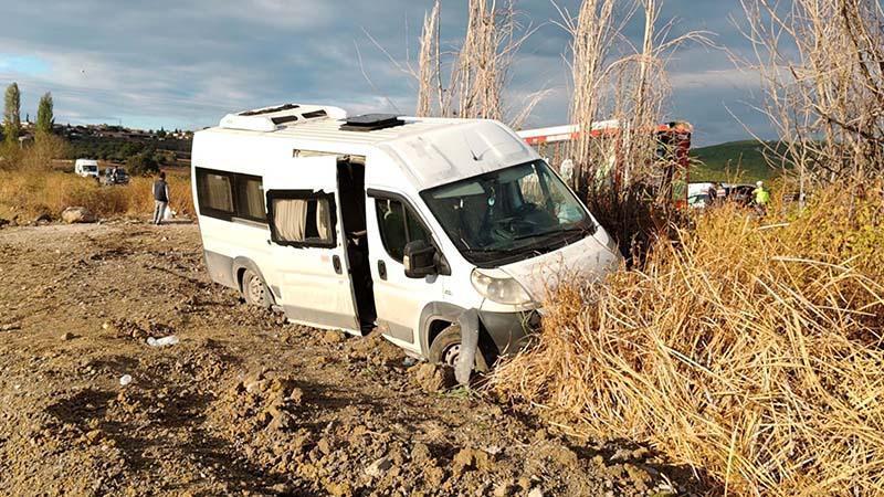Balıkesir’de işçi servisi şarampole devrildi: 13 yaralı