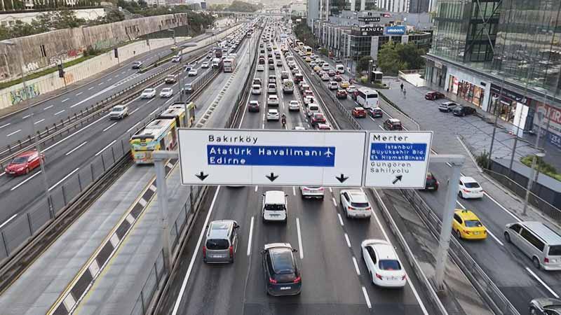 Yağış İstanbul trafiğini etkiledi: Yoğunluk yüzde 71 oldu