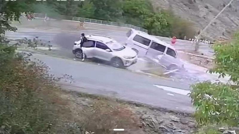 Gümüşhane’de minibüs ve otomobil çarpıştı: 4 yaralı