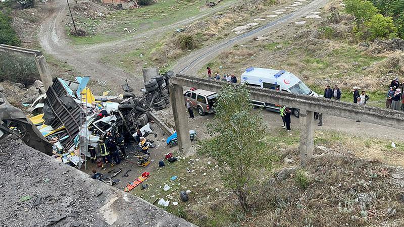 Tosya’da kargo kamyonu köprüden uçtu: 2 yaralı