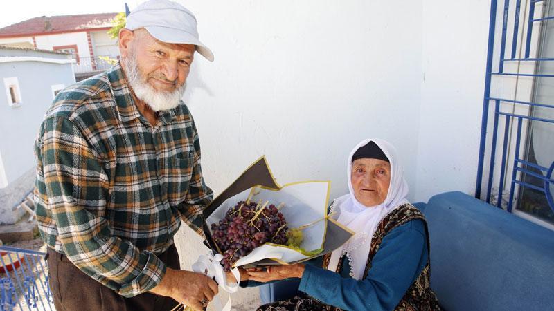 58 Yıllık Eşine Her Doğum Gününde Çiçek Yerine Üzüm Buketi Hediye Ediyor