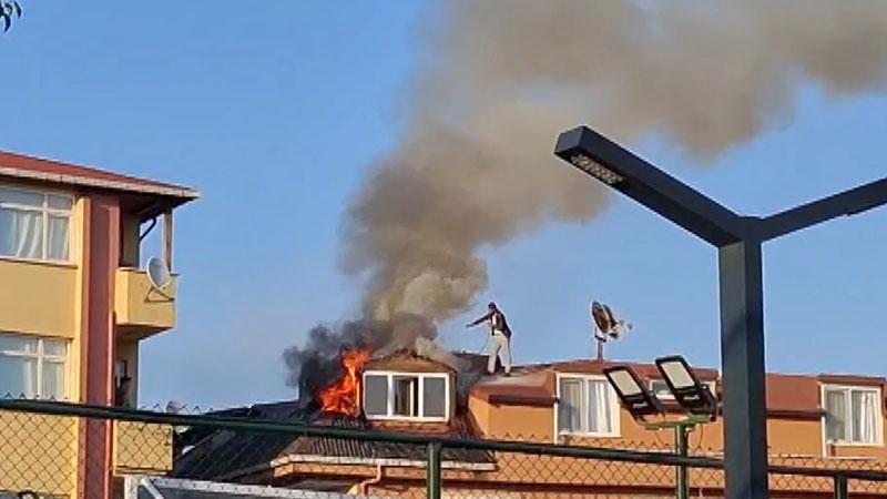 Sancaktepe’de 4 Katlı Binanın Çatısı Alevlere Teslim Oldu