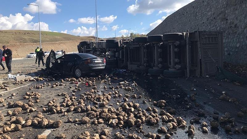 Ağrı’da Feci Kaza: Pancar Yüklü TIR ile Otomobil Çarpıştı, 4 Kişi Öldü