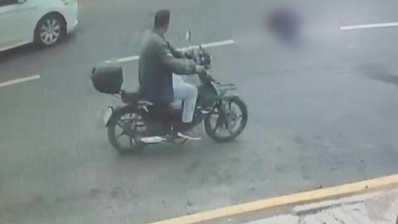 13 yaşındaki öğrenciye çarpan otomobil kamerada: Motosikletli durmadan geçti